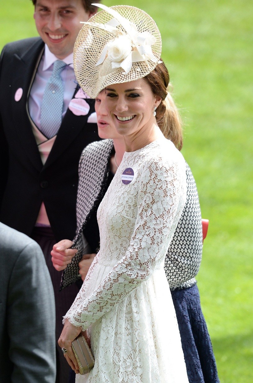Księżna Kate już nie pierwszy raz wykonała ten gest przed fotoreporterami /East News