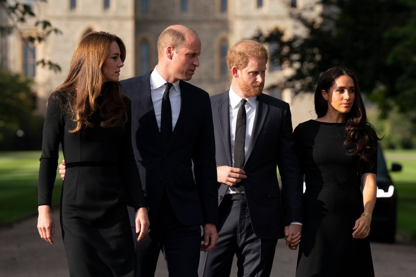Księżna Kate, książę William, książę Harry i księżna Meghan pozdrawiają ludzi opłakujących królową /Getty Images