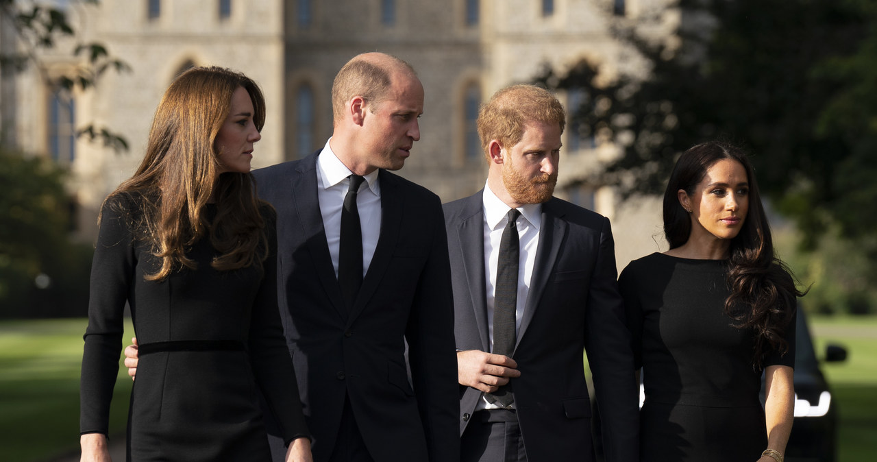 Księżna Kate, książę William, książę Harry i księżna Meghan pozdrawiają ludzi opłakujących królową /Getty Images