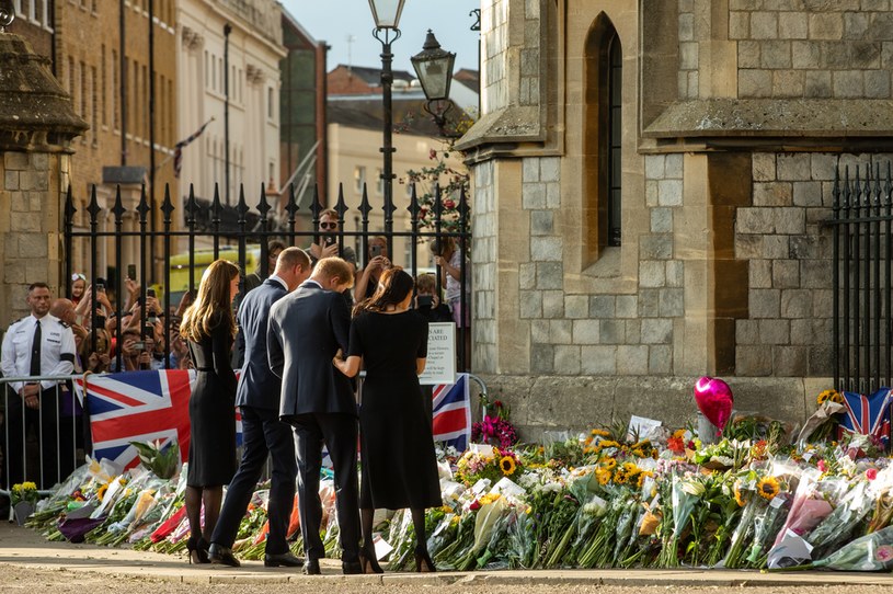 Księżna Kate, książę William, książę Harry i księżna Meghan pozdrawiają ludzi opłakujących królową /Getty Images