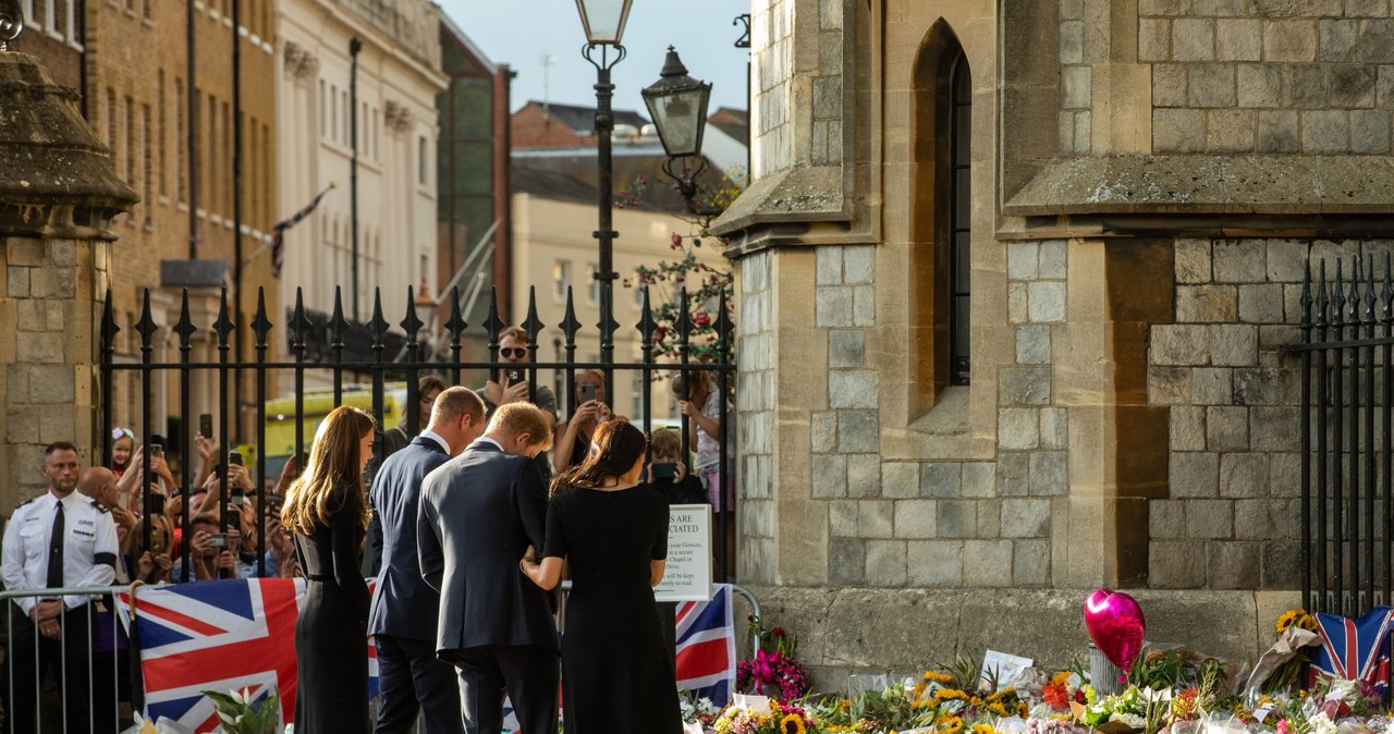 Księżna Kate, książę William, książę Harry i księżna Meghan pozdrawiają ludzi opłakujących królową /Getty Images