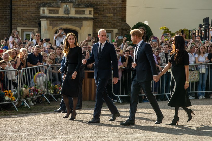 Księżna Kate, książę William, książę Harry i księżna Meghan pozdrawiają ludzi opłakujących królową /Getty Images