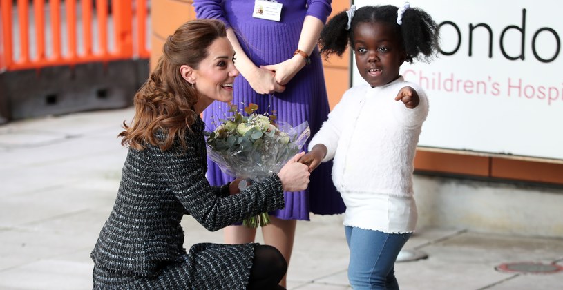 Księżna Kate ma bardzo dobry kontakt z dziećmi. Wizyty w szpitalach sprawiają jej wiele radości /Getty Images