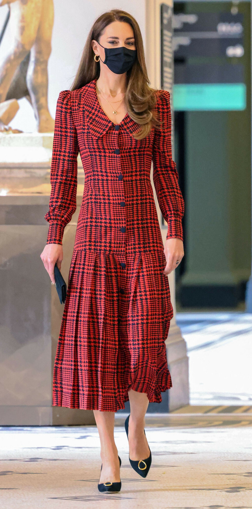 Księżna Kate miała na sobie kolczyki marki Asos podczas wizyty w Muzeum Wiktorii i Alberta /JONATHAN BUCKMASTER/AFP /East News