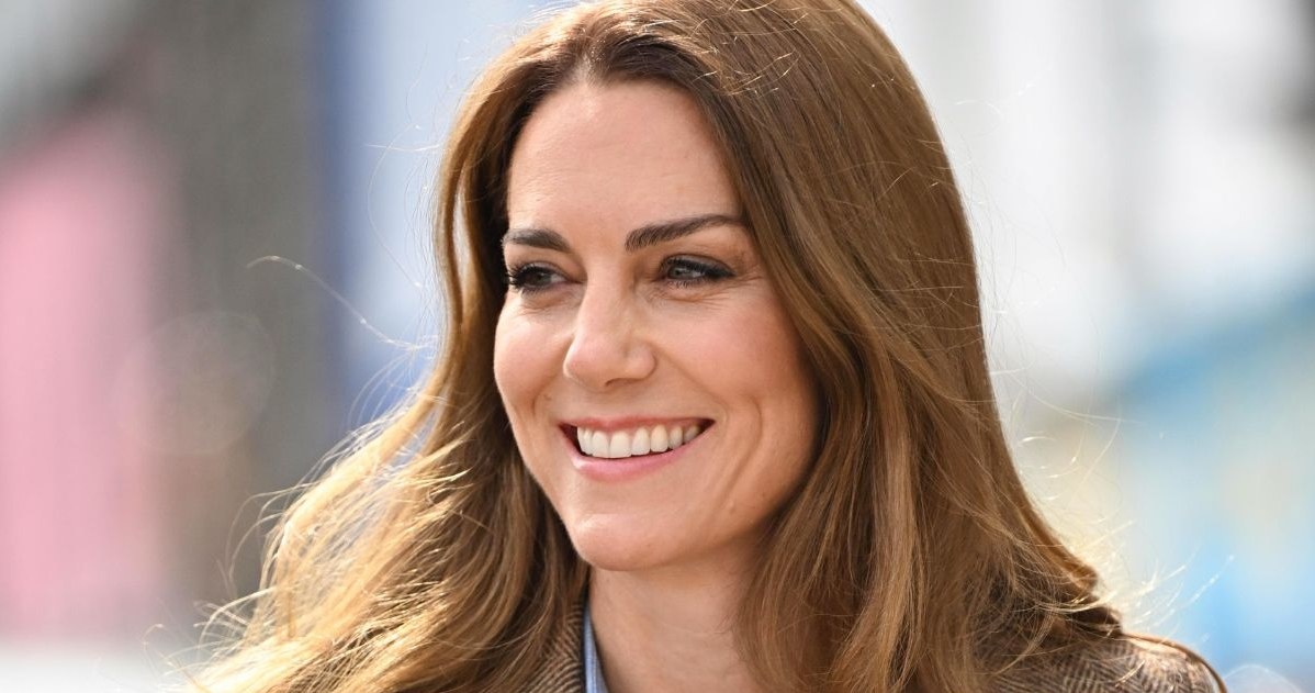Księżna Kate Middleton słynie z pięknych, gęstych i błyszczących włosów. To zasługa taniego kosmetyku z apteki /Cover Images/East News /East News