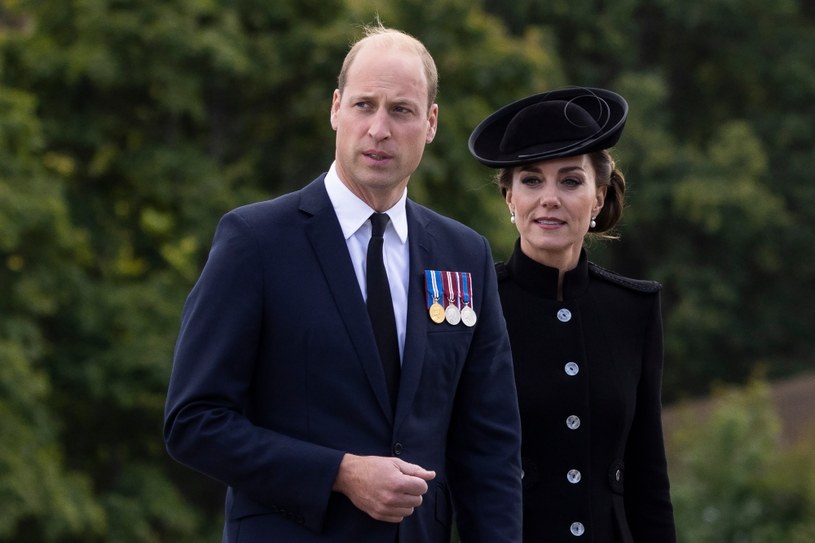 Księżna Kate na pogrzeby chętnie wybiera nakrycie głowy. Przeważnie są to kapelusze lub toczki, rzadziej fascynatory /Dan Kitwood /Getty Images