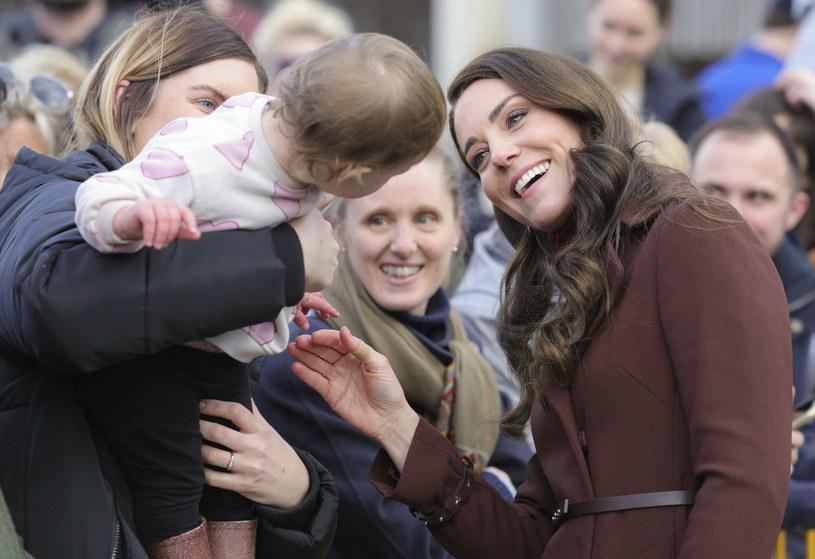 Księżna Kate oczarowała zebranych. Nawet dzieci nie oparły się jej urokowi /Chris Jackson/Associated Press/East News /East News