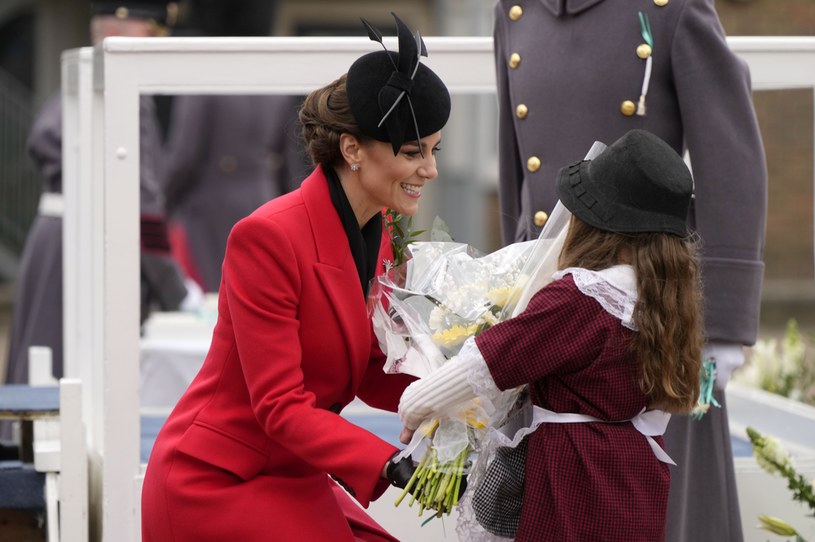 Księżna Kate otrzymała podczas uroczystości kwiaty od 7-letniej dziewczynki /WPA Pool /Getty Images