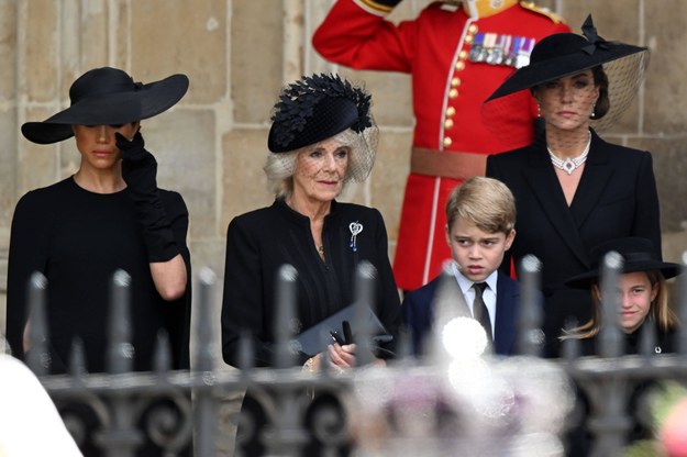 Księżna Kate (po prawej) i Meghan (po lewej, ociera łzę) /Tim Rooke/Shutterstock /PAP/AVALON