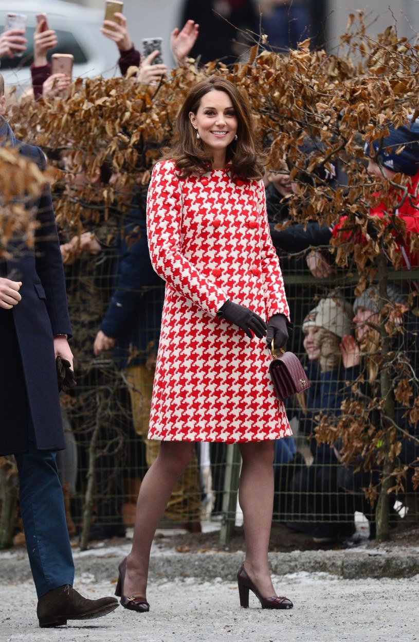 Księżna Kate podczas oficjalnej wizyty w Szwecji miała na sobie płaszcz projektu Catherine Walker. Do tego dobrała torebkę Chanel /East News