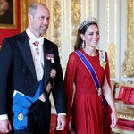 Księżna Kate pojawiła się na balu w tiarze i jeszcze czymś. Wywołała niemałą sensację 