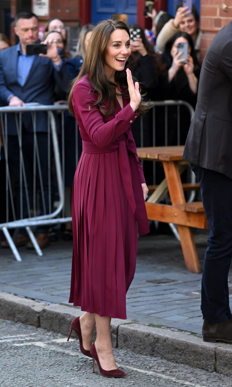 Księżna Kate powitała fanów w kobiecej bordowej sukni i dopasowanych kolorystycznie szpilkach /Karwai Tang/WireImage /Getty Images