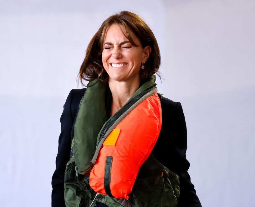 Księżna Kate słynie z poczucia humoru. Jak widać, podczas wizyty w bazie marynarki wojennej, bawiła się świetnie /Max Mumby/Indigo/Getty Images /Getty Images