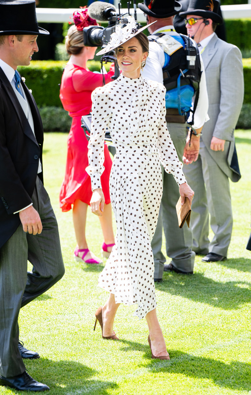 Księżna Kate uwielbia tkaniny, na których coś się dzieje. Tu w sukni w grochy, które idealnie pasują do letniej atmosfery /Samir Hussein /Getty Images