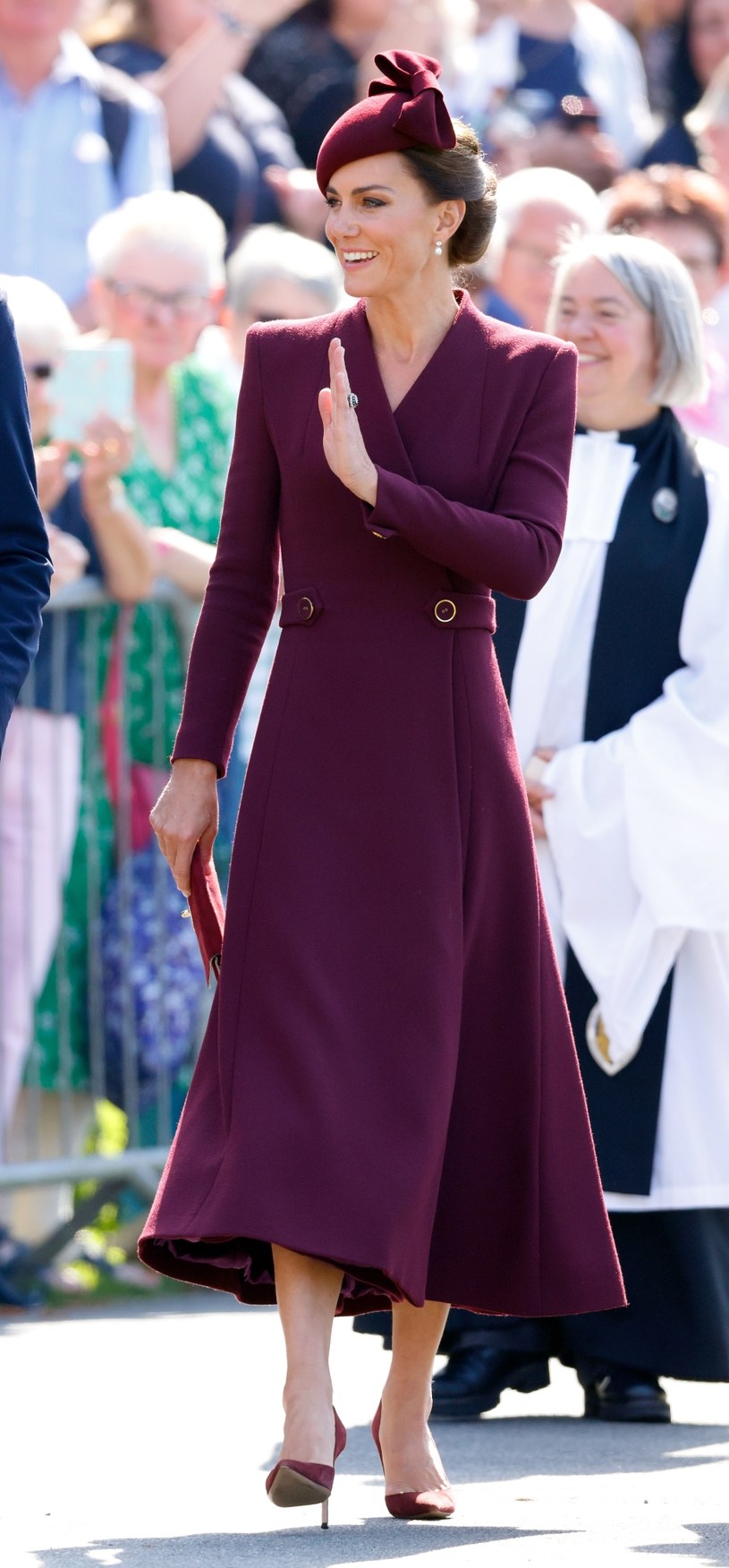 Księżna Kate w dopasowanej, burgundowej sukience /Max Mumby/Indigo /Getty Images