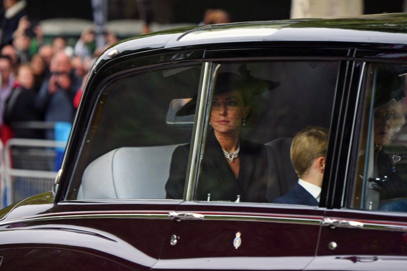 Księżna Kate w kolczykach i naszyjniku królowej /Joe Maher /Getty Images
