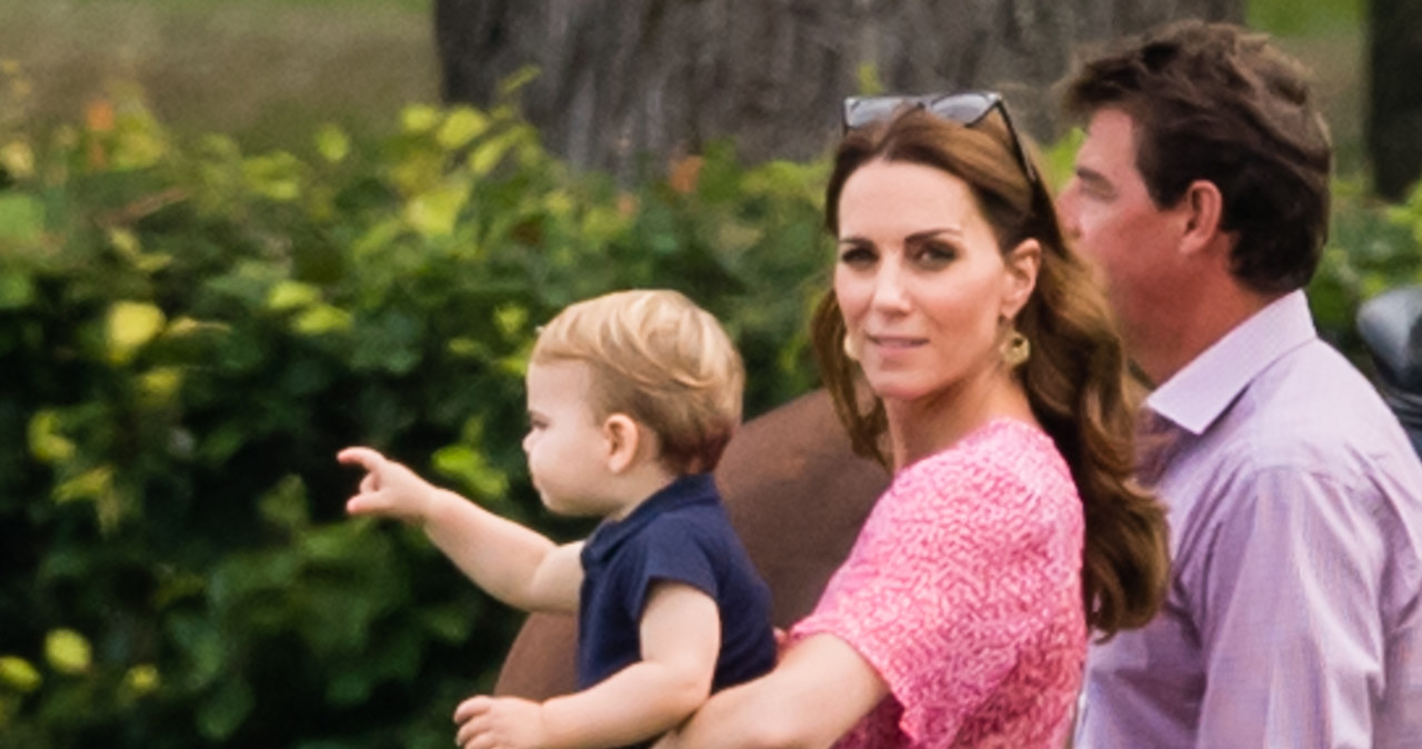 Księżna Kate w luźniejszej letniej stylizacji. Żona księcia Williama uwielbia wybierać sukienki także prywatnie /Samir Hussein /Getty Images