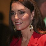 Księżna Kate w ognistej stylizacji. „Ikona stylu” olśniewa w czerwonym garniturze