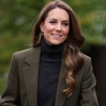Księżna Kate w oliwkowym garniturze Victorii Beckham. Idealny kolor na jesień