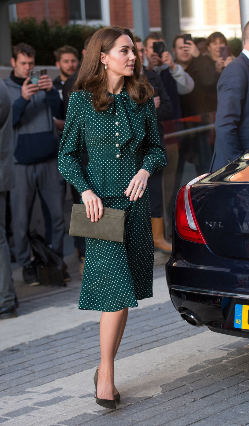 Księżna Kate w sukience w kolorze butelkowej zieleni /East News