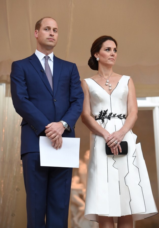 Księżna Kate w sukni projektu Gosi Baczyńskiej /Radek Pietruszka /PAP