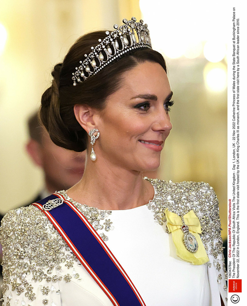 Księżna Kate w wyjątkowej stylizacji na bankiecie zorganizowanym przez Karola III w Pałacu Buckingham. /East News