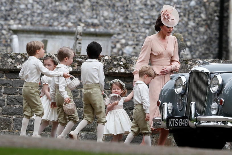 Księżna Kate wraz z dziećmi: Charlotte i Georgem oraz pozostałymi druhenkami i paziami /Getty Images