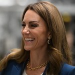 Księżna Kate wyszła i się zaczęło. Wszyscy patrzyli na jej szyję