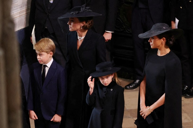 Księżna Kate z dziećmi i stojąca z boku Meghan Markle /Getty Images