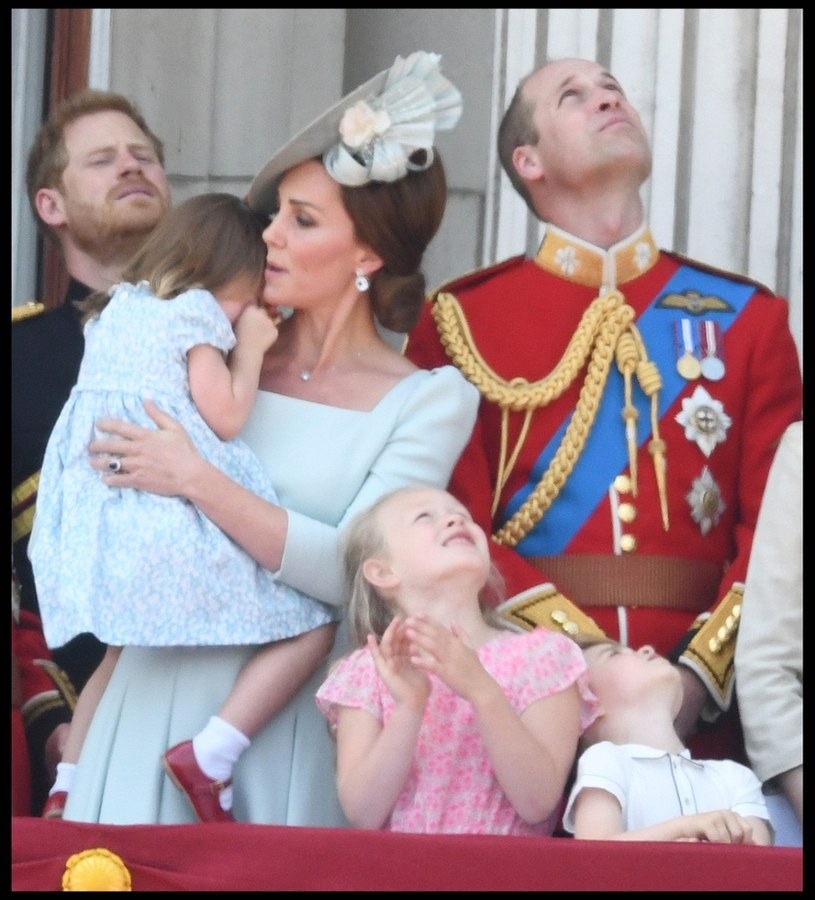 Księżna Kate z dziećmi, książę Harry i książę William /East News