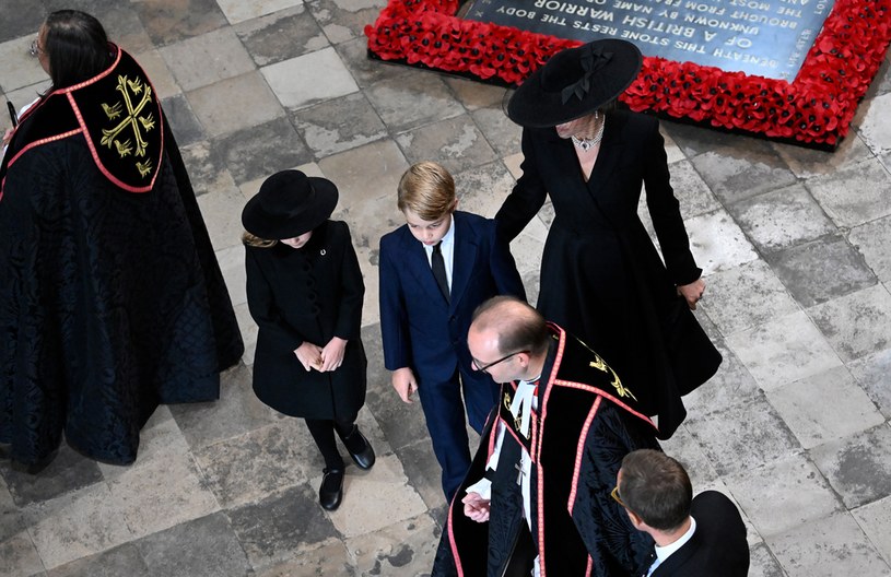 Księżna Kate z dziećmi podczas pogrzebu królowej Elżbiety II. George i Charlotte zachowywali się niezwykle poważnie jak na swój wiek / Gareth Cattermole / Staff /Getty Images