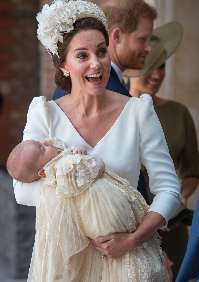 Księżna Kate z księciem Louisem podczas chrztu /Dominic Lipinski   /Getty Images