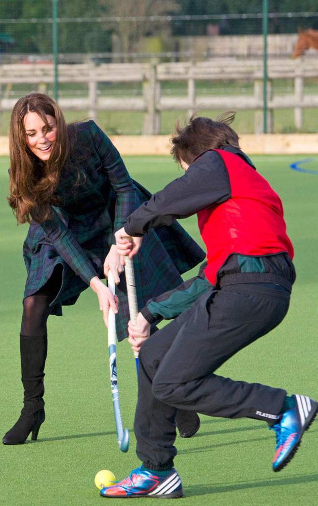 Księżna Kate z pewnością będzie uwielbiała zabawy ze swoimi dziećmi. Tutaj z uczniem swojej byłej szkoły gra w hokeja na trawie /WPA Pool /Getty Images