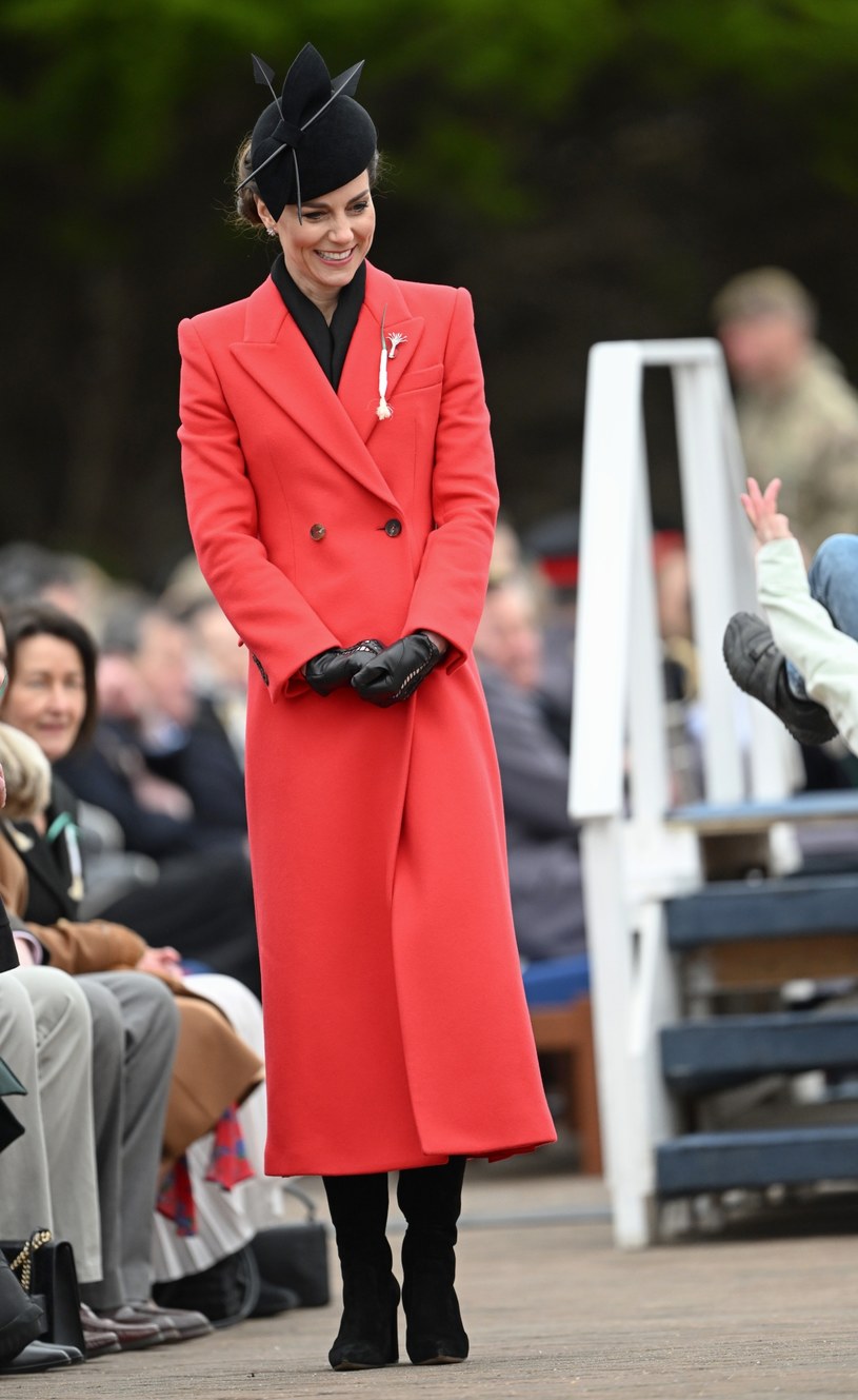 Księżna Kate zachwyciła czerwonym płaszczem /Samir Hussein /Getty Images