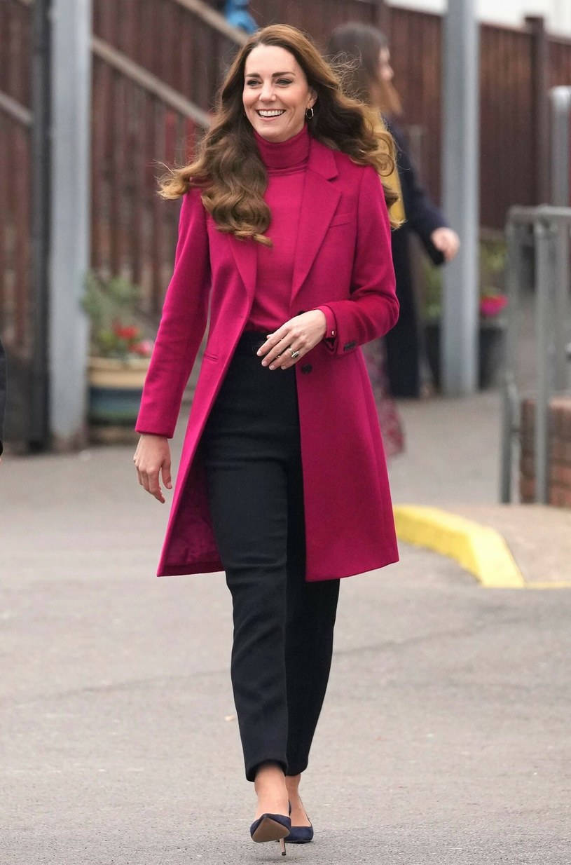 Księżna Kate zachwyciła podczas wizyty w Nower Hill High School, zakładając płaszcz w kolorze fuksji /Kirsty Wigglesworth/WPA Pool/Shutterstock /East News