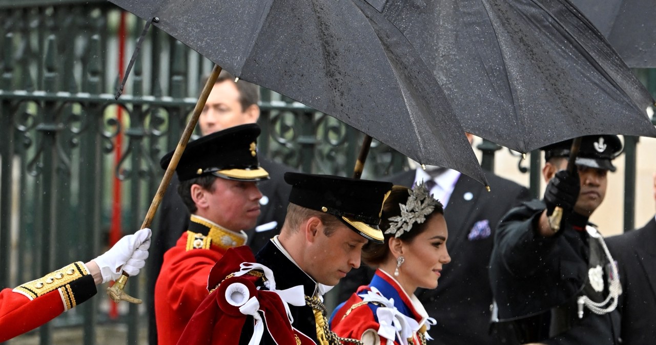 Księżna Kate założyła również białe szpilki /Getty Images