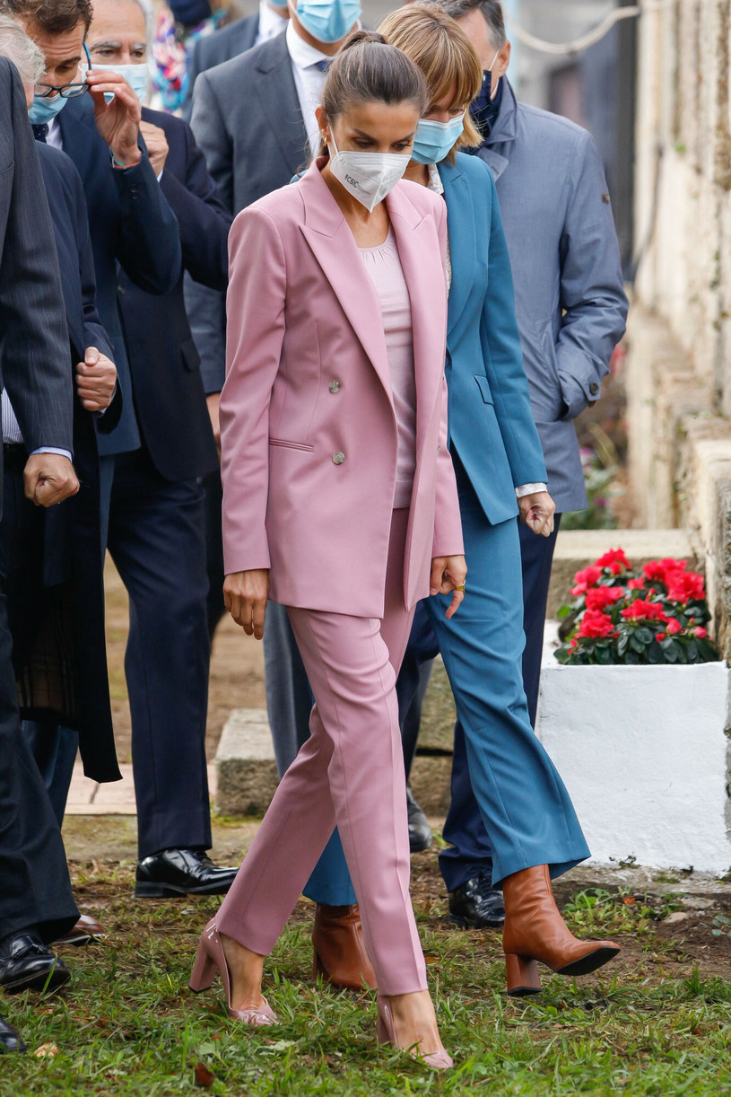 Księżna Letizia udowodniła, że uwielbia pastele, zakładając garnitur w odcieniu pudrowego różu /Andrews Archie/ABACA /East News
