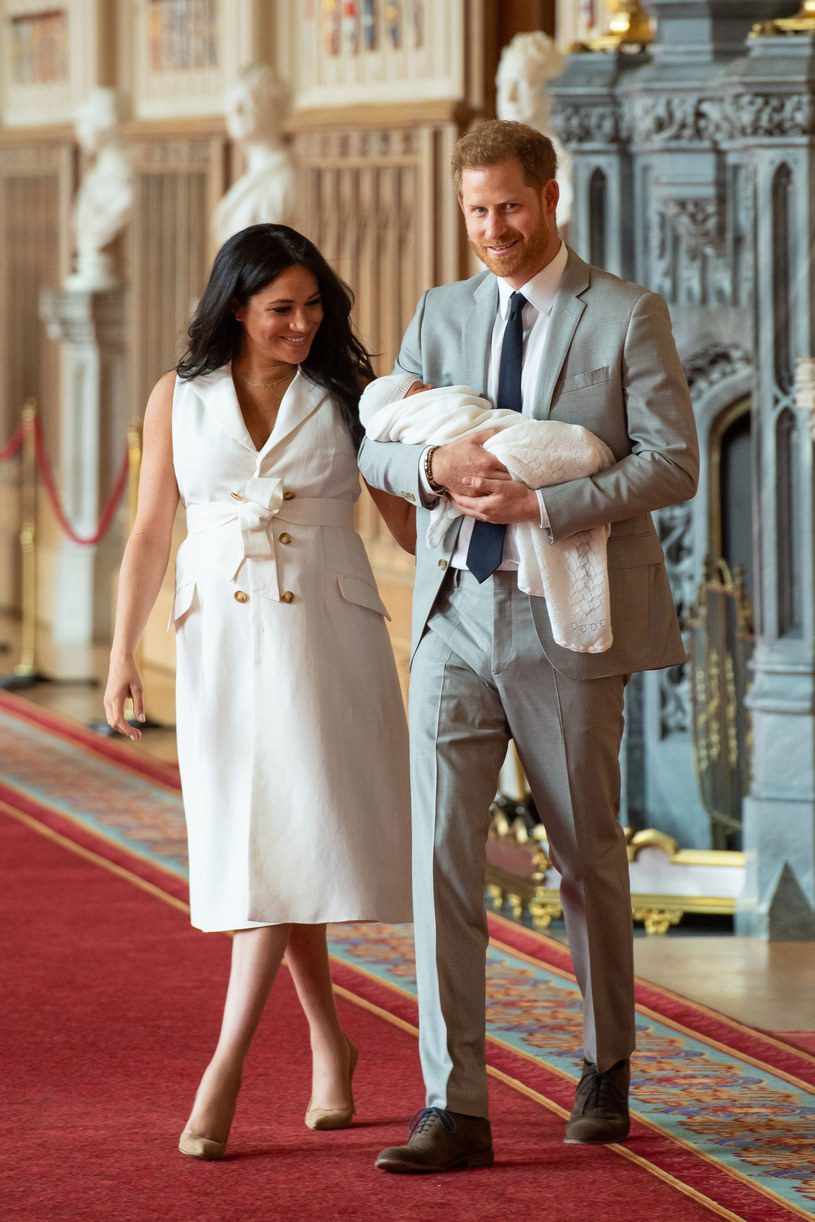 Księżna Meghan i książę Harry z synem podczas pierwszej konferencji prasowej po narodzinach /Getty Images