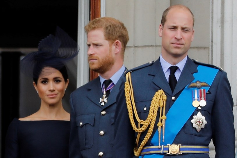 Księżna Meghan, książę Harry (w środku) i książę William /AFP