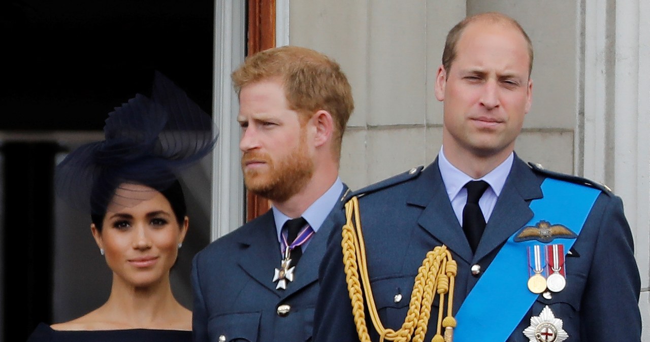 Księżna Meghan, książę Harry (w środku) i książę William /AFP
