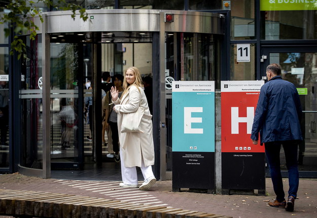 Księżniczka Amalia przed wejściem uniwersytetu w Amsterdamie /KOEN VAN WEEL /PAP/EPA
