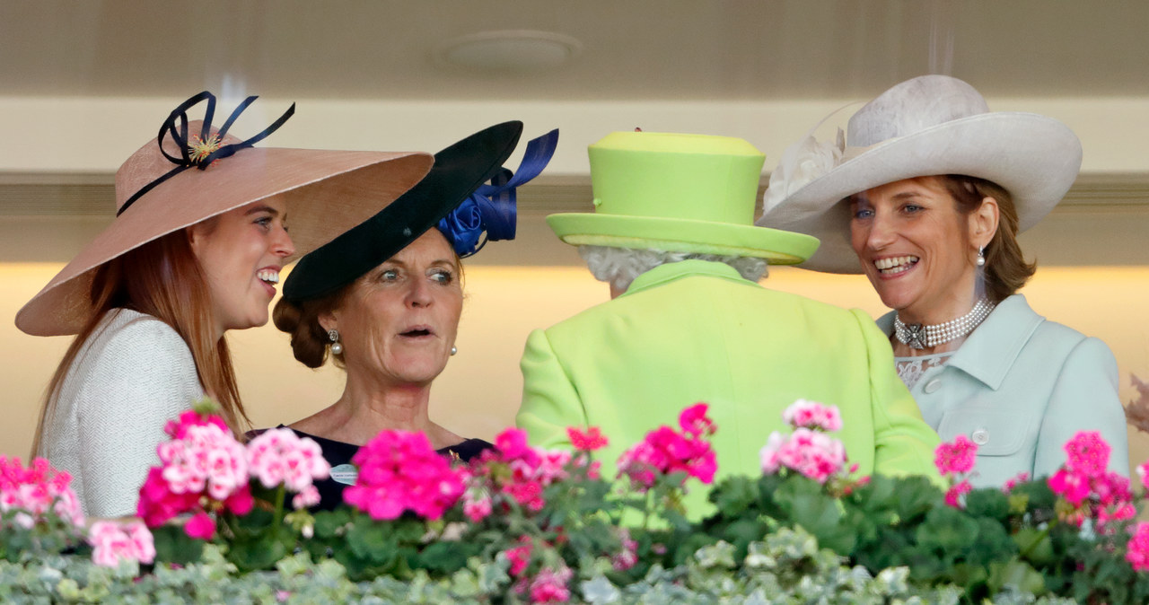 Księżniczka Beatrice, Sarah, Duchess of York i Lady Carolyn Warren rozmawiają z Elżbietą II / Max Mumby/Indigo / Contributor /Getty Images