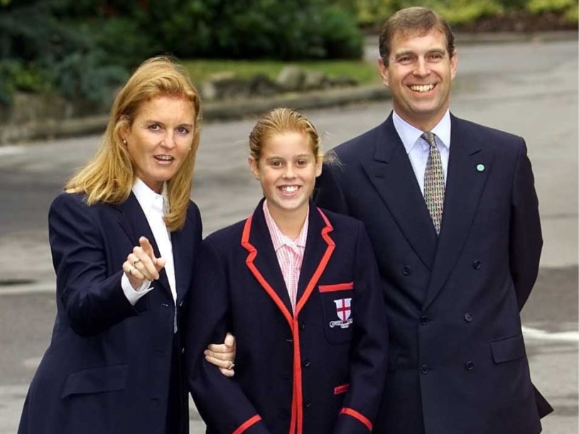 Księżniczka Beatrycze z rodzicami w drodze do szkoły, 2000 rok /Colin Davey/Getty Images /Getty Images