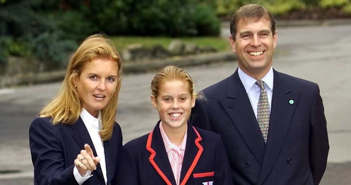 Księżniczka Beatrycze z rodzicami w drodze do szkoły, 2000 rok /Colin Davey/Getty Images /Getty Images
