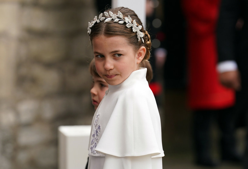 Księżniczka Charlotte coraz bardziej przypomina swoją prababcię, królową Elżbietę /East News