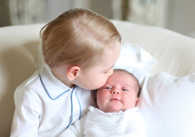 Księżniczka Charlotte i jej brat, nastepca tronu - George / 	DUCHESS OF CAMBRIDGE /PAP/EPA