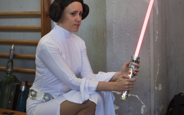 Księżniczka Leia wyraźnie zasniepokojona nowymi informacjami od EA /AFP
