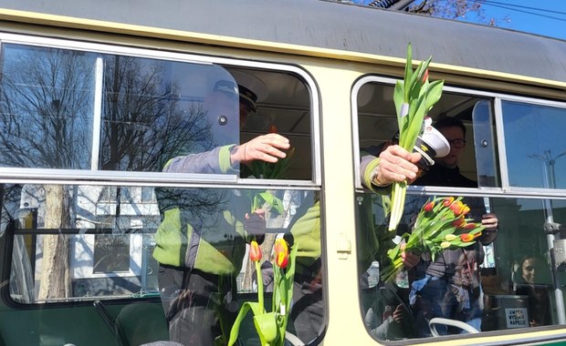 "Księżniczka" wyjechała na tory. Pracownicy MPK rozdawali kwiaty pasażerkom