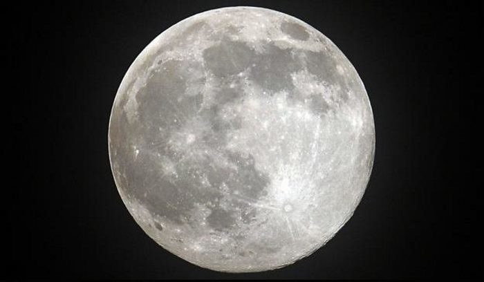 Księżyc - chociaż jest tak blisko, nadal kryje wiele tajemnic /NASA
