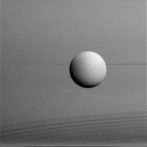 Księżyc Dione uchwycony na zdjęciach